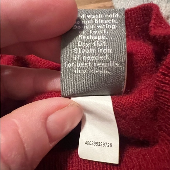 Apt. 9 red 100% cashmere v-neck sweater Christmas Holiday - Picture 9 of 9